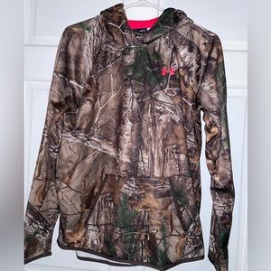 UNDER ARMOUR Women’s cold gear sweatshirt.